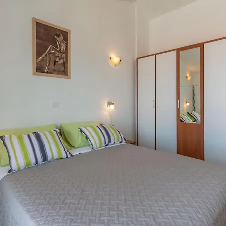 Sandra, A Beautiful With Sea View And A Pool * Drenje (Istria)