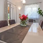 Sandra, A Beautiful With Sea View And A Pool 度假居 *
