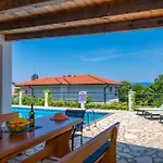 Sandra, A Beautiful With Sea View And A Pool 度假居 Drenje (Istria)