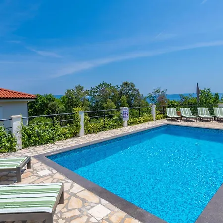 Sandra, A Beautiful With Sea View And A Pool *