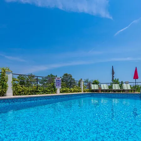 Casa vacanze Sandra, A Beautiful With Sea View And A Pool *
