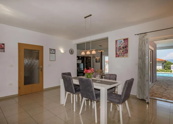 Casa vacanze Sandra, A Beautiful With Sea View And A Pool *