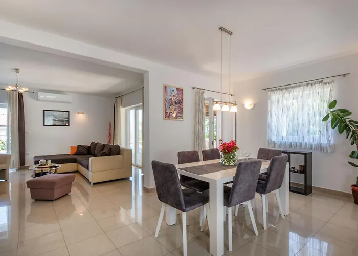 Sandra, A Beautiful With Sea View And A Pool Casa vacanze