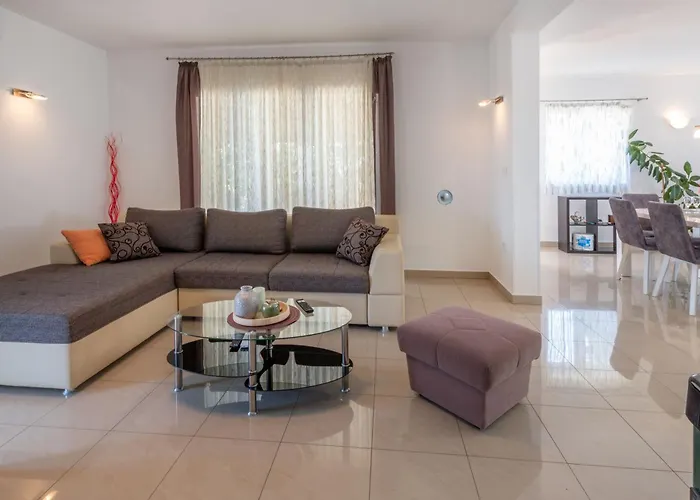 Sandra, A Beautiful With Sea View And A Pool Drenje (Istria)