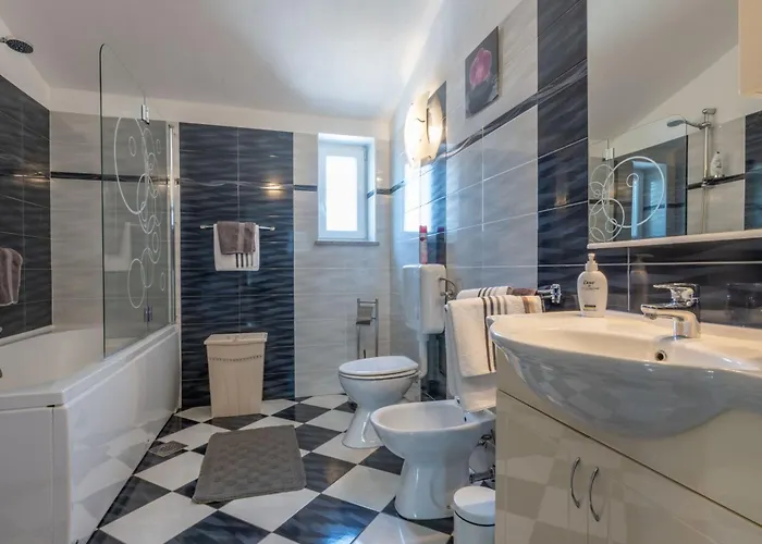 Casa vacanze Sandra, A Beautiful With Sea View And A Pool Drenje (Istria)